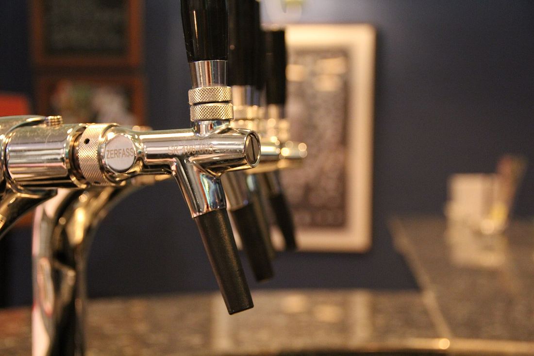 Le spine della birra cromate su un bancone